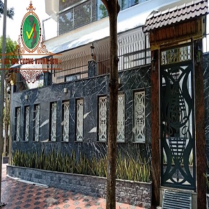 Vách Đá Đen Tia Chớp