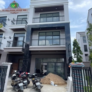 Mặt Tiền Đá Lamar Đen Tia Chớp