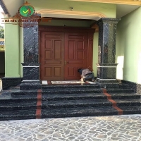 Tam cấp và cột đá đen nhiệt đới – Giải pháp nâng tầm mặt tiền hiện đại