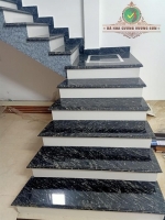 Cầu Thang Đá Đen Nhiệt Đới Kết Hợp Dựng Trắng – Điểm Nhấn Đầy Cá Tính